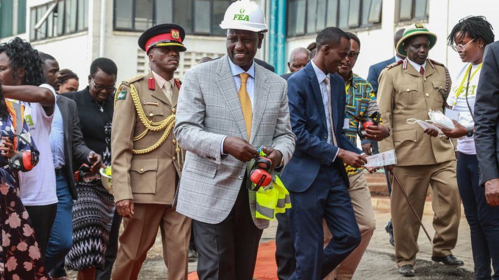 Президент Уильям Руто и делегация осматривают недавно введенный в эксплуатацию завод по гранулированию удобрений Fertiplant в Накуру. Ожидается, что Fertiplant, местный завод по производству удобрений, решит проблему дефицита удобрений в Кении в преддверии посевного сезона
