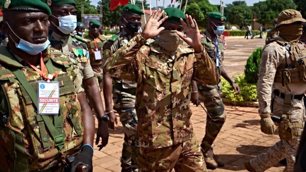 Colonel Assimi Goita (C), president of CNSP (National Committee for the Salvation of People) greets invited people at the ceremony of the 60th anniversary of Mali's independence in Bamako, on September 22, 2020