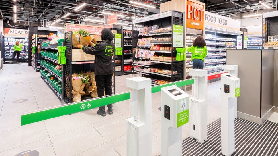 Amazon Fresh till-less grocery store opens in London - BBC News