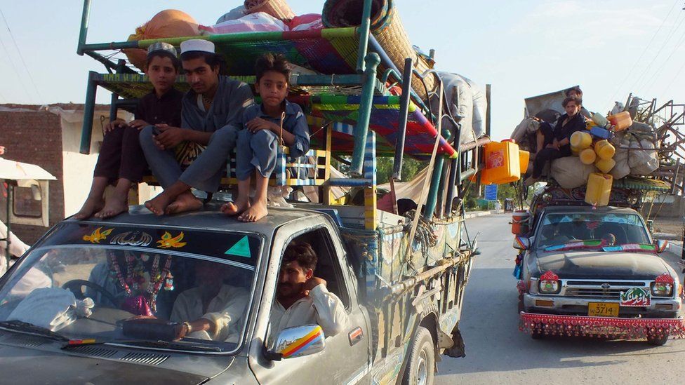 Внутренне перемещенные пакистанцы, спасаясь бегством от боевых действий против талибов в Северном Вазиристане, 11 июня 2014 года прибывают в Банну, город на окраине пакистанского племенного пояса Вазиристана.