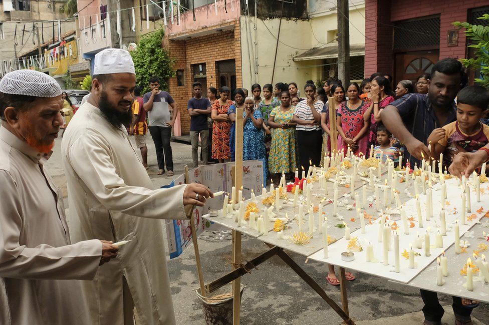 Мусульмане Шри-Ланки зажигают свечи и возносят молитвы возле церкви Святого Антония, где в прошлое воскресенье произошел взрыв Коломбо, Шри-Ланка, 28 апреля 2019 года.