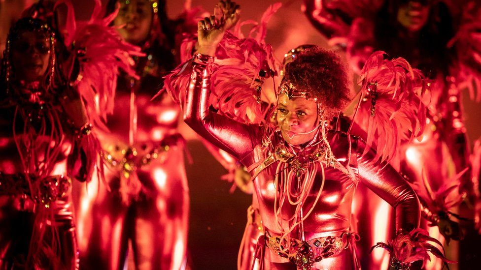 Танцоры карнавала выступают на сцене во время «Пробуждения» на стадионе Хедингли в Лидсе, посвященного культурному прошлому, настоящему и будущему города в начале Года культуры Лидса 2023