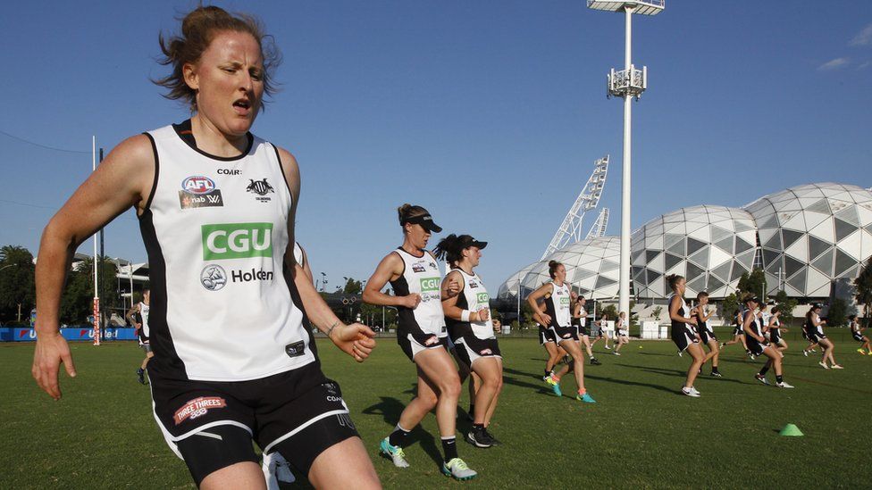 Lou Wotton trains with her Collingwood teammates
