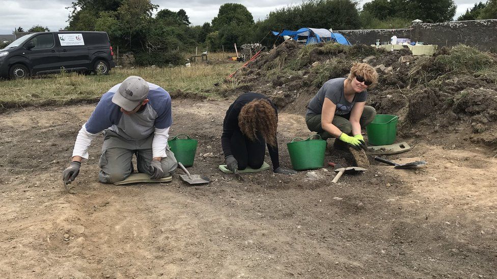 Волонтеры, работающие на месте бывших казарм Бирр в Кринкилле, графство Оффали