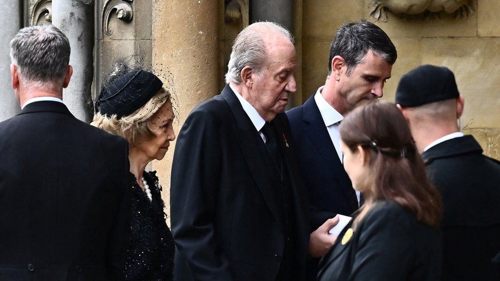 Бывший король Испании Хуан Карлос и бывшая королева Испании София прибывают, чтобы занять свои места в Вестминстерском аббатстве в Лондоне 19 сентября 2022 г.