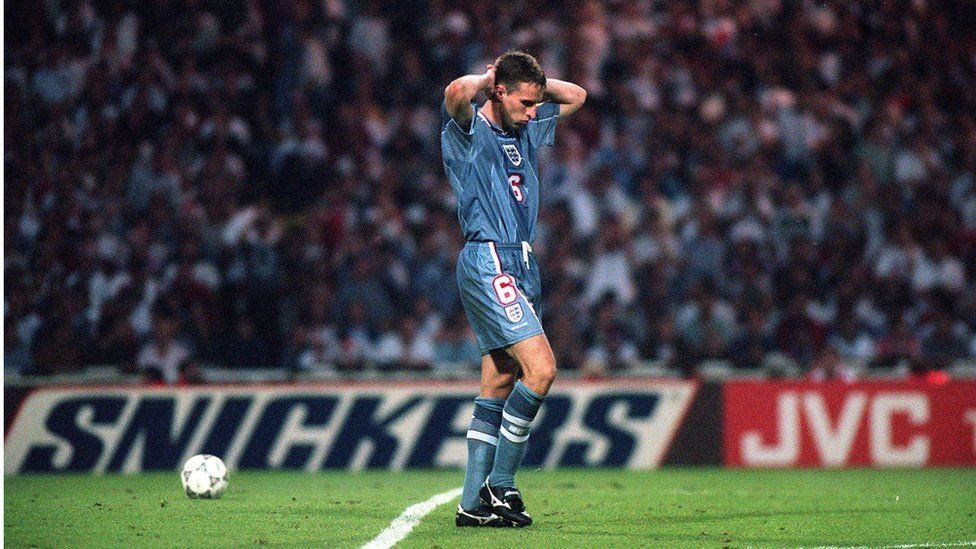 Gareth Southgate tras fallar el penalti en la Eurocopa de 1996