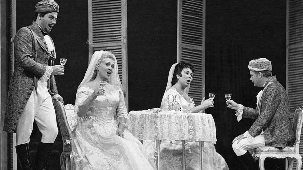 Оперные певцы Вальдемар Кментт, Элизабет Шварцкопф (1915–2006), Криста Людвиг и Герман Прей (1929–1998) в постановке Моцарта «Cosi fan tutte» на Зальцбургском фестивале, Зальцбург, Австрия, 5 августа 1963 года