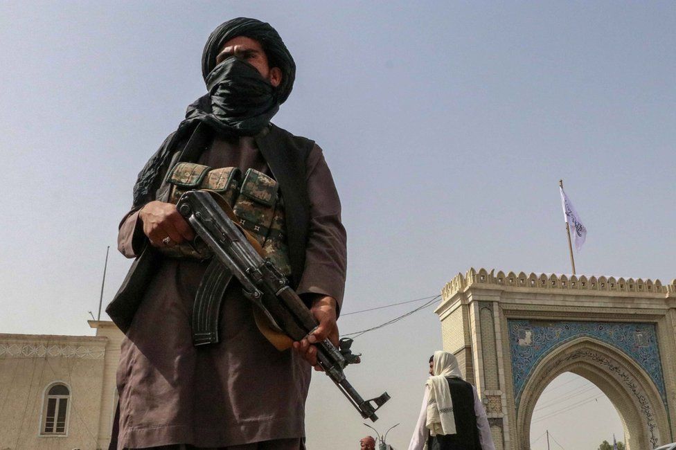 Кризис в Афганистане / возрождение талибов: боец ​​вооруженных ополченцев Талибана (или Талибана) стоит на страже на контрольно-пропускном пункте в Кандагаре, Афганистан, 17 августа 2021 года.