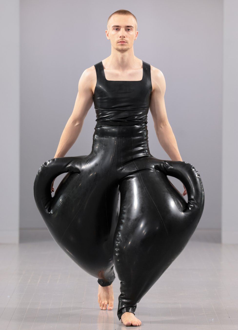 Ein Model läuft über den Laufsteg bei der Harri-Show während der Londoner Modewoche im September 2022