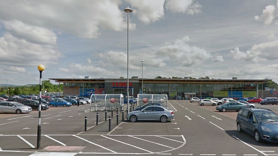 Annan and Dumfries Tesco stores targeted by alcohol thieves - BBC News