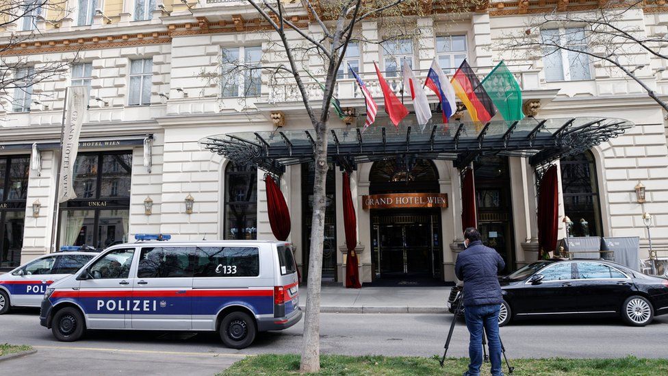 Austrian police stand outside the hotel where the JCPOA Joint Commission will meet in Vienna (6 April 2021)