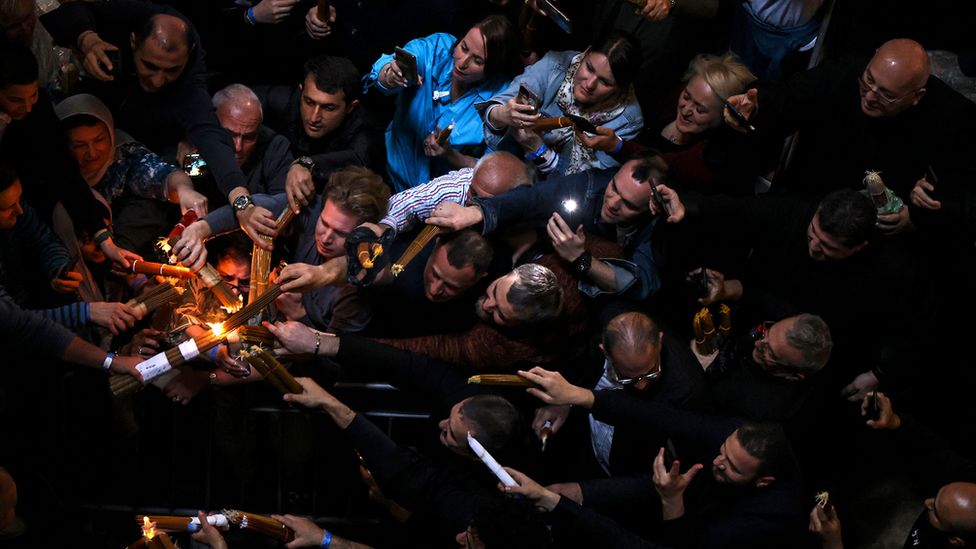 Православные зажигают свечи во время обряда благодатного огня