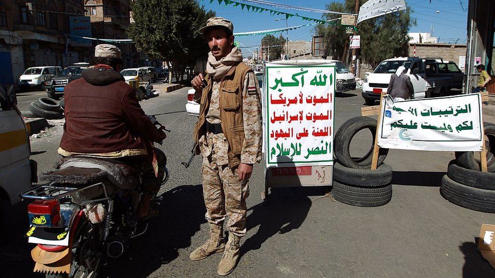 A Houthi rebel fighter mans a checkpoint in Sanaa, Yemen (27 December 2014)