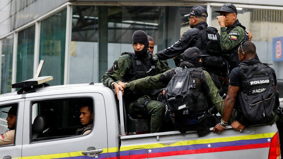 Бойцы спецназа патрулируют улицы микрорайона COTA 905 во время вооруженного столкновения с членами преступной группировки Коки в Каракасе, Венесуэла, 9 июля 2021 года.
