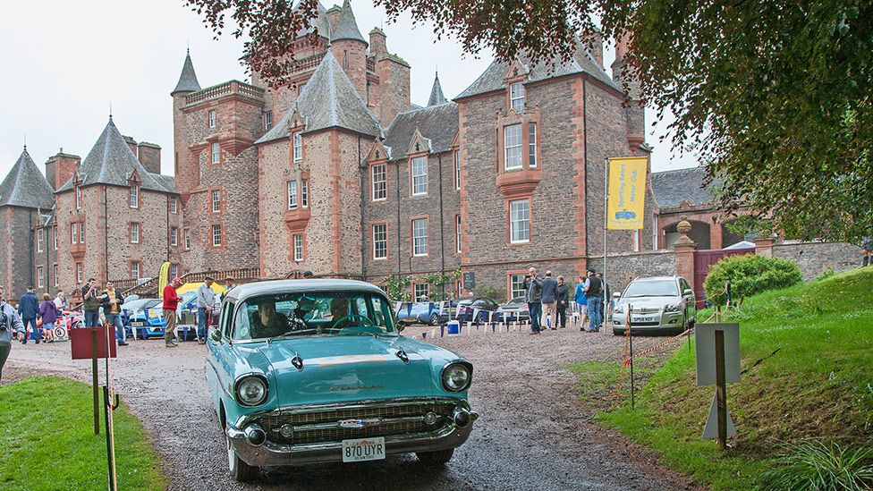 In pictures: Thirlestane Castle grounds host car show - BBC News