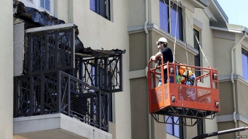 Рабочие осматривают повреждения на месте обрушения балкона 4-х этажного жилого дома в Беркли, Калифорния, 16 июня 2015 года.
