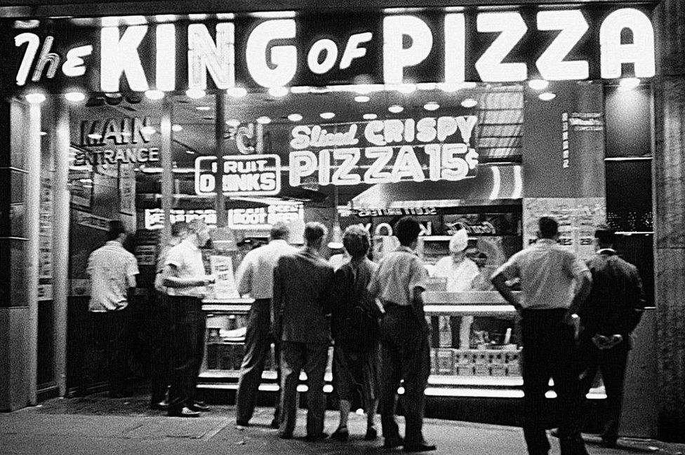 New Yorker warten auf ein Stück Pizza im Jahr 1957