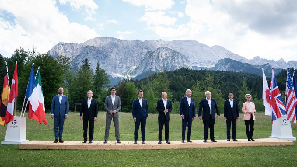 From left to right: European Council President Charles Michel, Italian Prime Minister Mario Draghi, Canadian Prime Minister Justin Trudeau, French President Emmanuel Macron, German Chancellor Olaf Scholz, US President Joe Biden, UK Prime Minister Boris Johnson, Japanese Prime Minister Fumio Kishida and European Commission President Ursula von der Leyen in Schloss Elmau, Germany. Photo: 26 June 2022