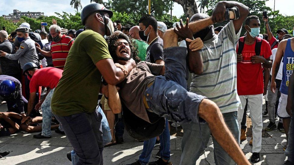 Cuba protests: Arrests after thousands rally against government _119364626_gettyimages-1233929252