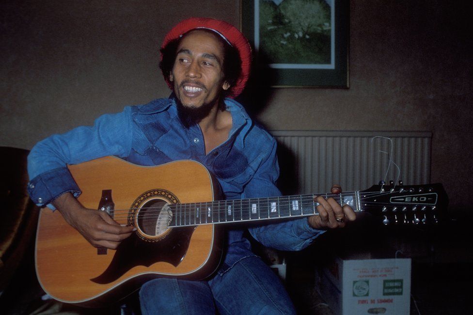 Боб Марли играет в отеле в Лондоне в 1978 году