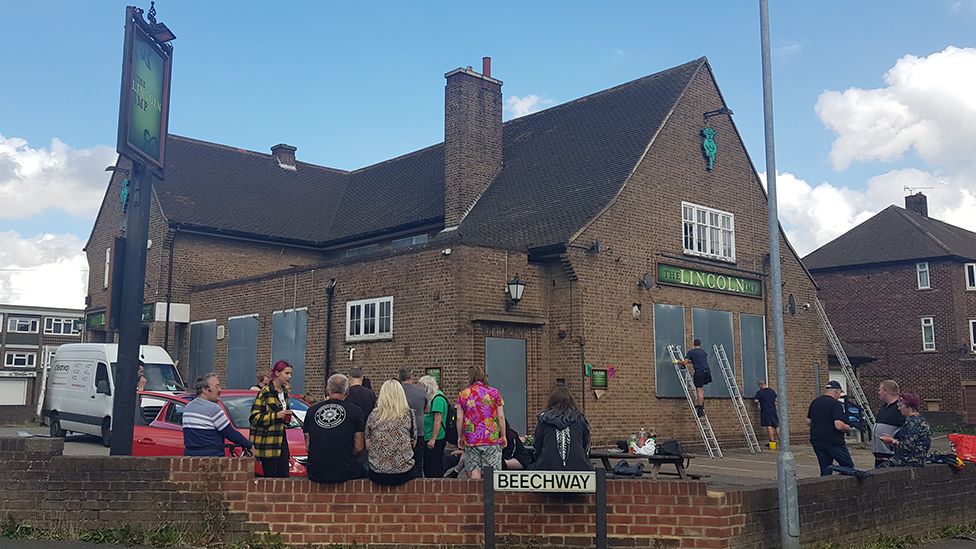 The Lincoln Imp: Scunthorpe protesters hold vigil as pub shutters go up -  BBC News