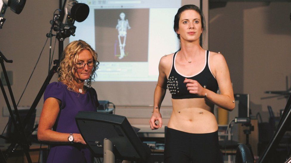 Saggy boobs' study seeks volunteers for bra research - BBC News