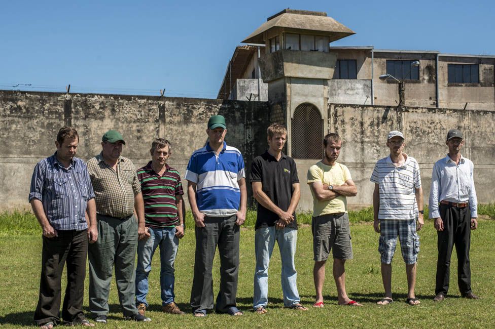 Oito menonitas encarcerados na prisão de Palmasola. Santa Cruz de la Sierra, Bolívia. Eles foram condenados por estupro