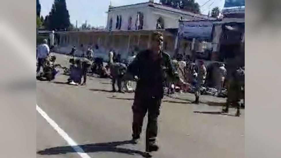 Скриншот видео, показывающего последствия атаки беспилотника на церемонию выпуска сирийской военной академии в Хомсе, Сирия (5 октября 2023 г.)