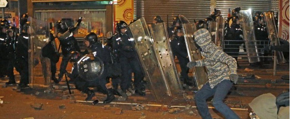 Rioters and police in Mong Kong (9 Feb 2016)