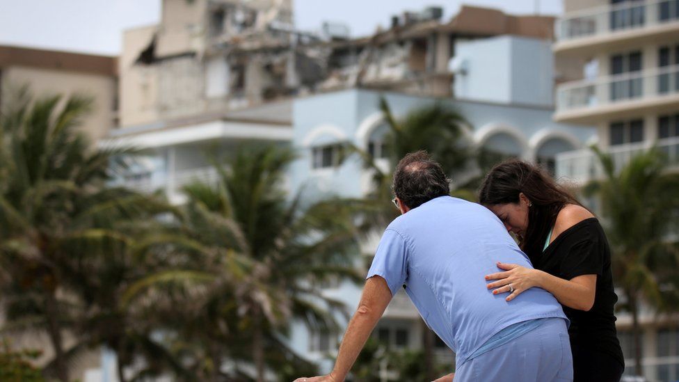 Miami building collapse: Rescuers search air pockets - BBC News