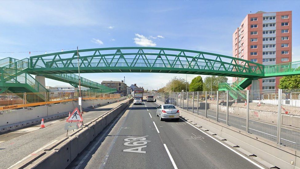 Hull: New footbridge over A63 to open - BBC News