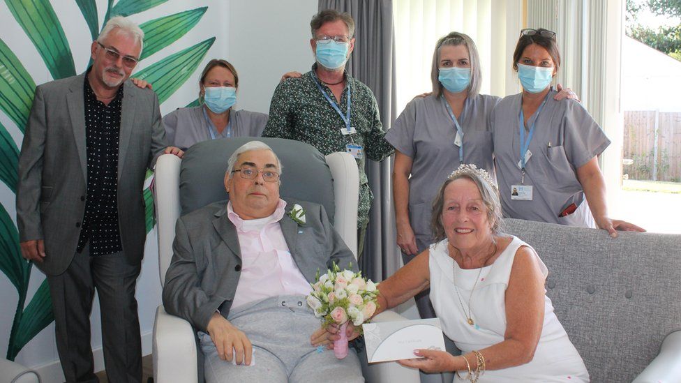 Family and hospice staff helped to arrange and celebrate the marriage of Chas and Shirley Hobbs.