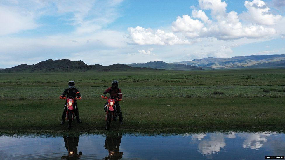 Jamie Clarke y su hijo en Mongolia