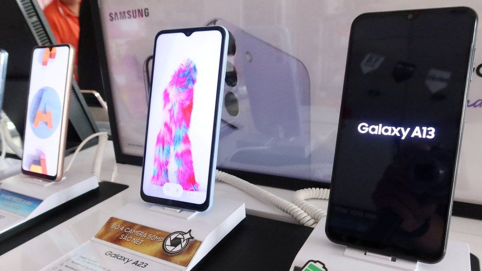 Samsung phones on display.