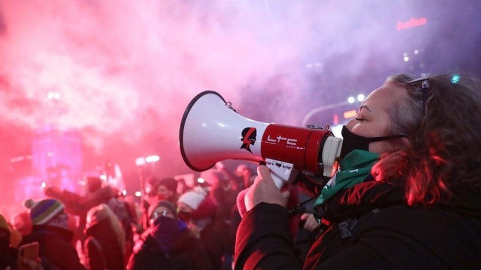Лидер Польской национальной забастовки женщин Марта Лемпарт (справа) принимает участие в акции протеста против ужесточения закона об абортах в Варшаве