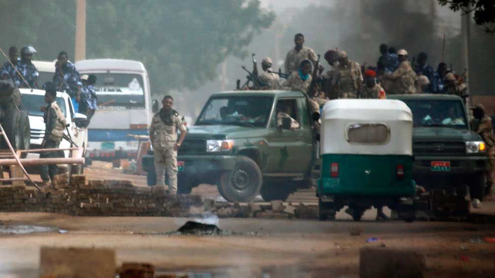 Sudanese forces are deployed around Khartoum's army headquarters on June 3, 2019 as they try to disperse Khartoum's sit-in. - At least two people were killed Monday as Sudan's military council tried to break up a sit-in outside Khartoum's army headquarters, a doctors' committee said as gunfire was heard from the protest site.