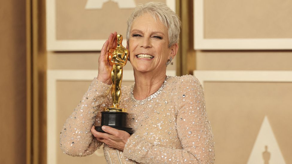 Jamie Lee Curtis giành giải Oscar cho Nữ diễn viên phụ xuất sắc nhất cho "Mọi thứ ở mọi nơi Tất cả cùng một lúc" trong chương trình trao giải Oscar tại Lễ trao giải Oscar lần thứ 95 ở Hollywood, Los Angeles, California