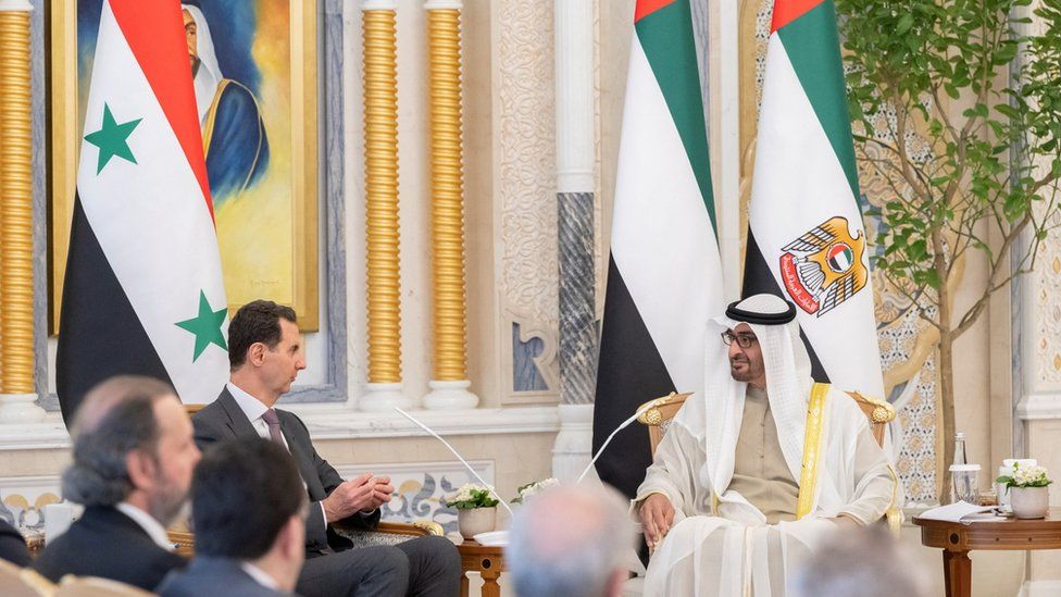 Президент ОАЭ шейх Мохаммед бен Заид Аль Нахайян (справа) встречается с президентом Сирии Башаром Асадом (слева) в Абу-Даби (19 марта 2023 г.)