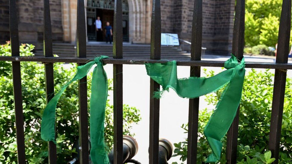Зеленые ленточки привязаны к забору вокруг собора Святого Патрика