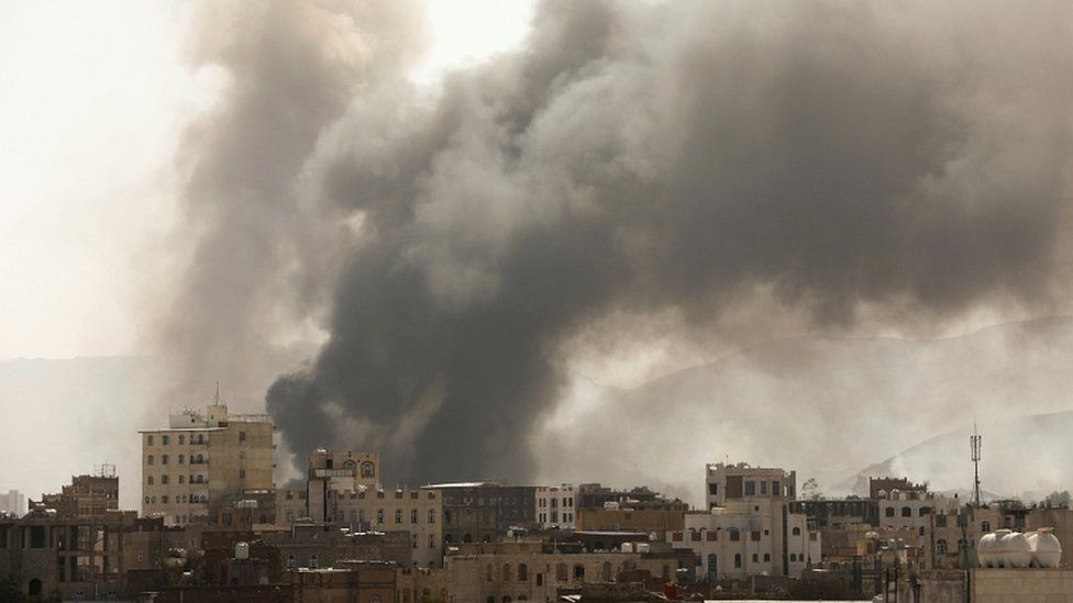 Дымовые клубы с места авиаудара под руководством Саудовской Аравии в Сане, Йемен, 7 марта 2021 года