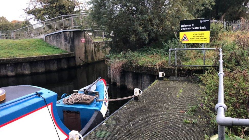 Couple 'stuck' on narrowboat in Godmanchester for five days BBC News