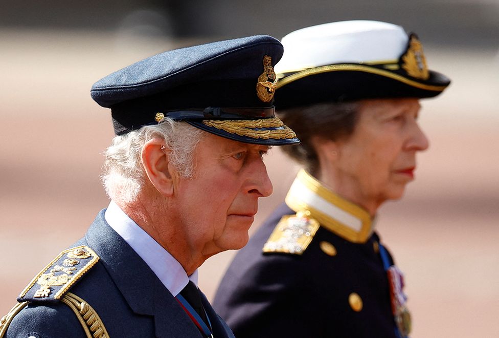 Король Чарльз марширует во время процессии, во время которой гроб королевы Елизаветы везут из Букингемского дворца в здание парламента для ее госпитализации в Лондоне, 14 сентября 2022 г.