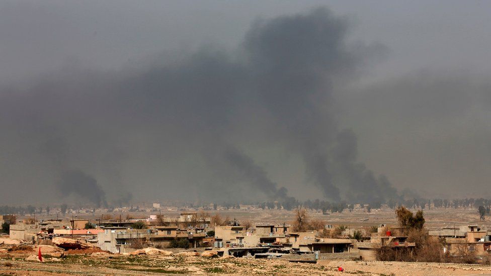 Smoke rises from western Mosul after a US-led air strike (27 February 2017)