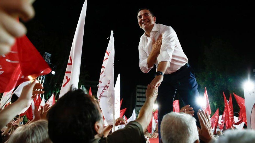 Alexis Tsipras saluta i sostenitori, dopo il suo discorso al principale comizio pre-elettorale del suo partito in piazza Syntagma ad Atene, Grecia, 22 giugno 2023