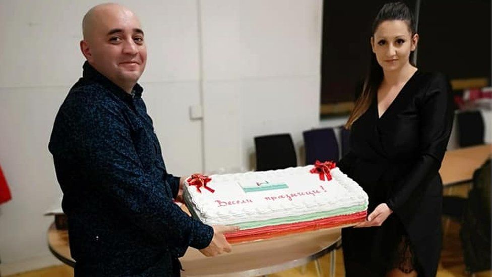 Mr Dzhambazov and Ms Ivanova holding a cake