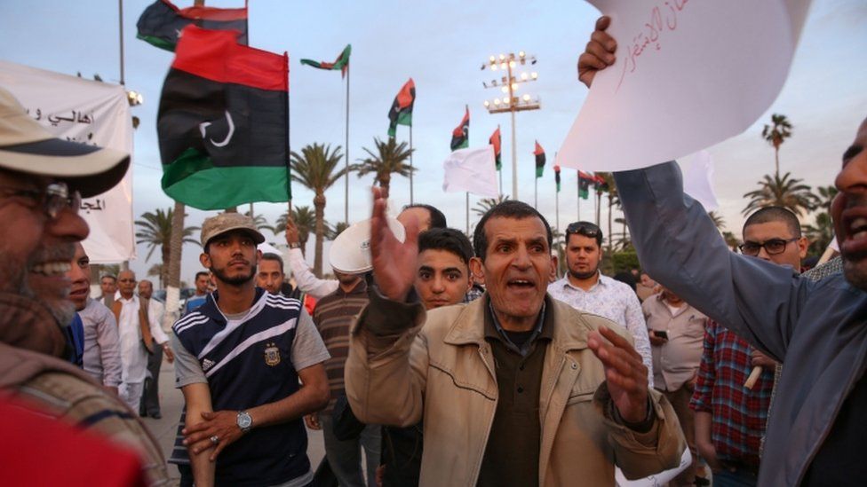 Supporters of PM-designate Fayez al-Sarraj rally in Tripoli's Martyrs' Square 31 March 2016