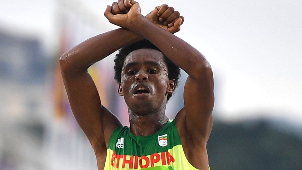Ethiopian runner Feyisa Lilesa making a Oromo protest gesture at the Olympics