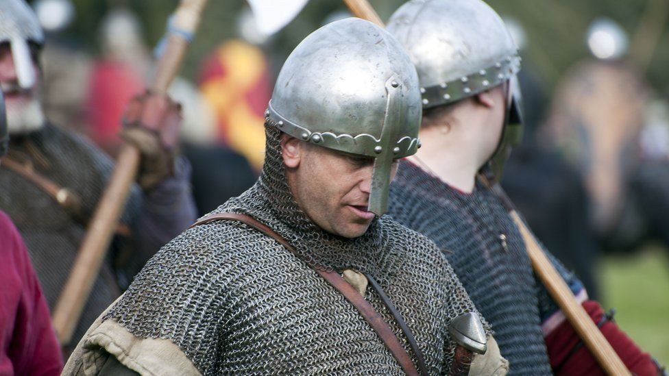 Battle of Hastings recreated by hundreds of re-enactors - BBC News