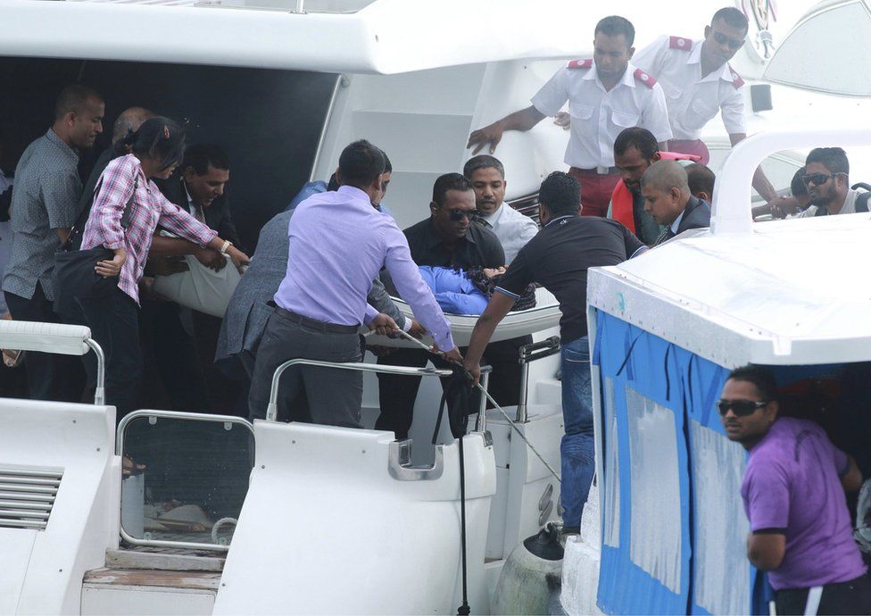 Officials carry an injured woman off the speed boat of Maldives President Abdulla Yameen (not pictured) after an explosion onboard, in Male, Maldives 28 September 2015