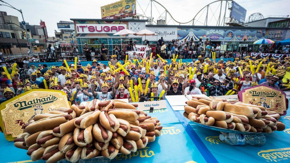 Атмосфера конкурса по поеданию хот-догов Натана 4 июля 2018 года в районе Кони-Айленд бруклинского района Нью-Йорка.